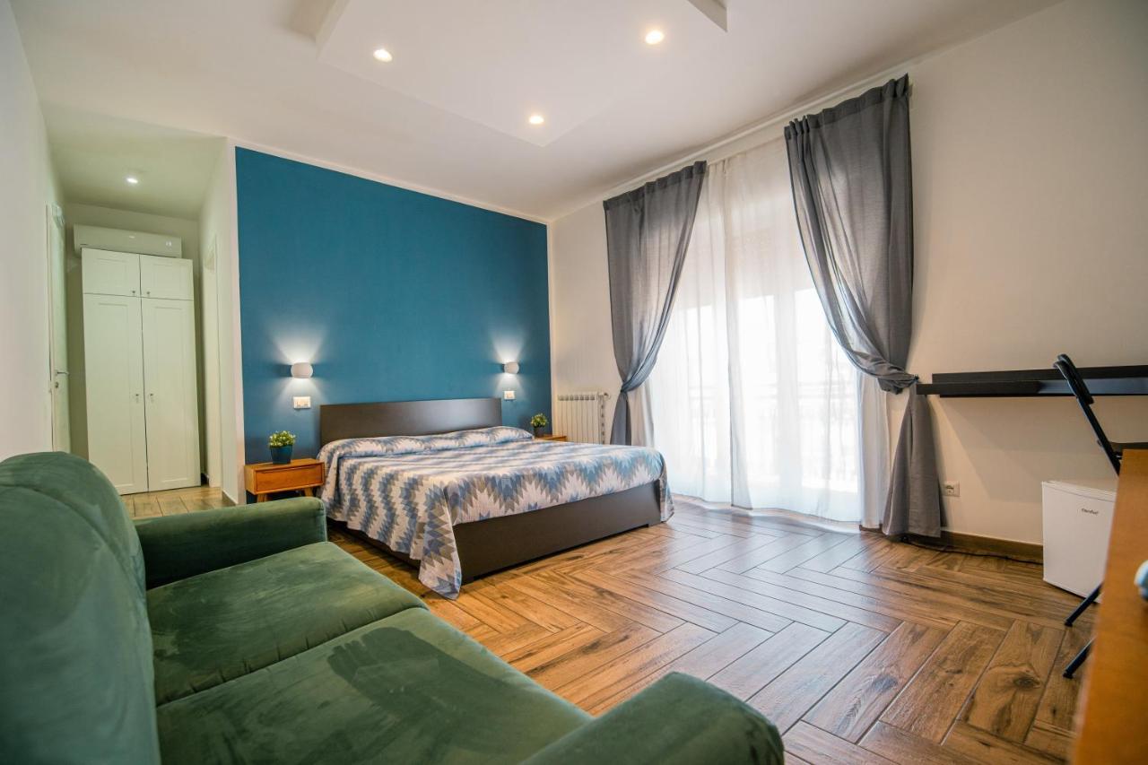 Hub Ferroviario - 12 Posti Letto Per Il Tuo Gruppo A Napoli Con Wifi E Netflix Bed & Breakfast Екстериор снимка