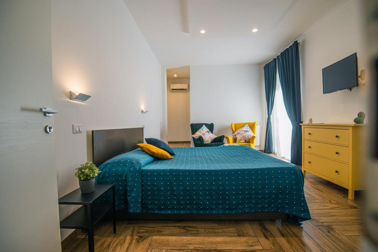 Hub Ferroviario - 12 Posti Letto Per Il Tuo Gruppo A Napoli Con Wifi E Netflix Bed & Breakfast Екстериор снимка