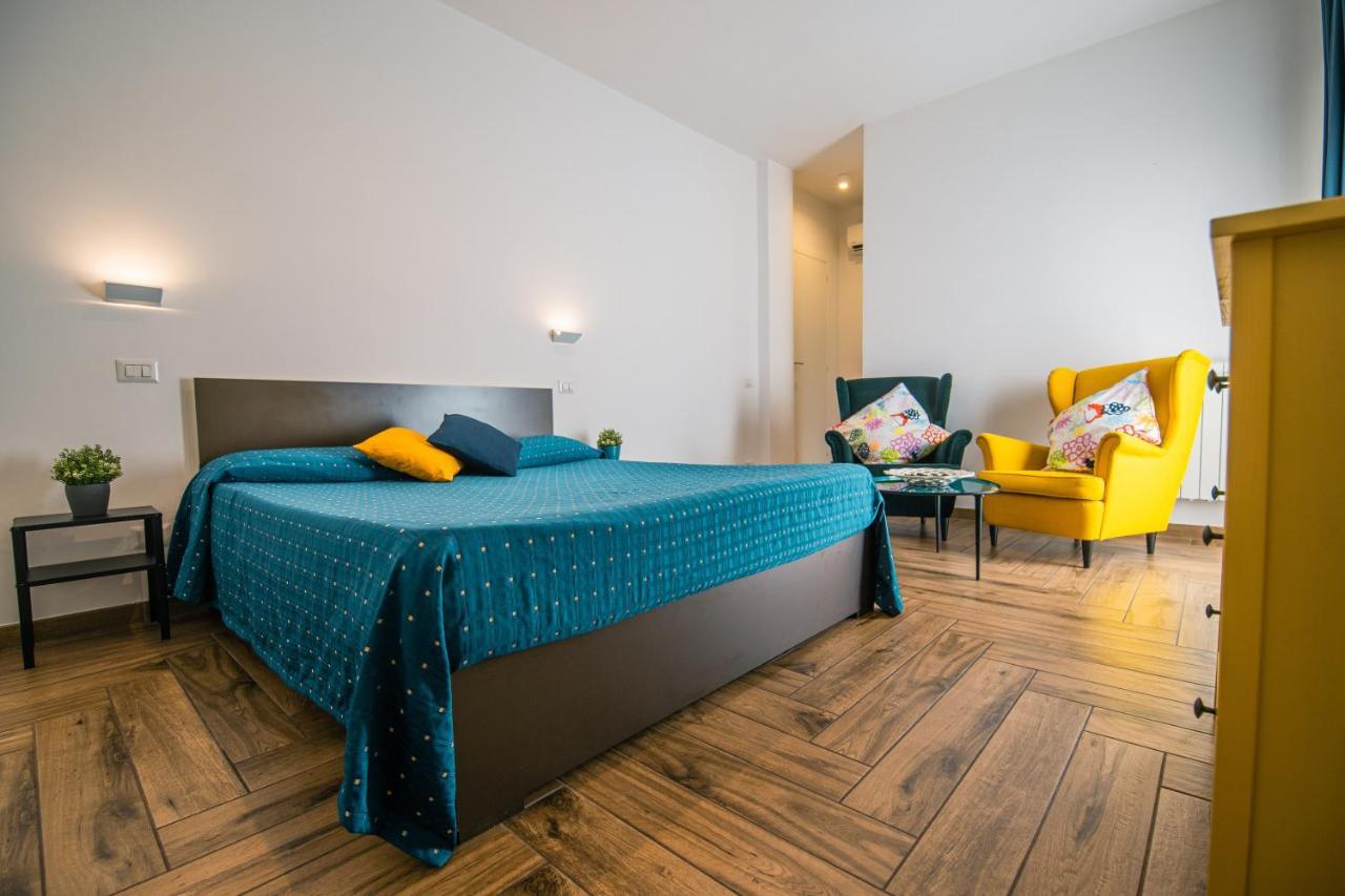 Hub Ferroviario - 12 Posti Letto Per Il Tuo Gruppo A Napoli Con Wifi E Netflix Bed & Breakfast Екстериор снимка