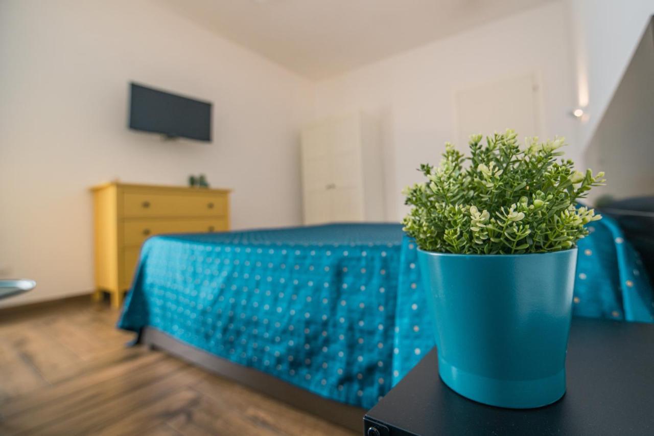 Hub Ferroviario - 12 Posti Letto Per Il Tuo Gruppo A Napoli Con Wifi E Netflix Bed & Breakfast Екстериор снимка