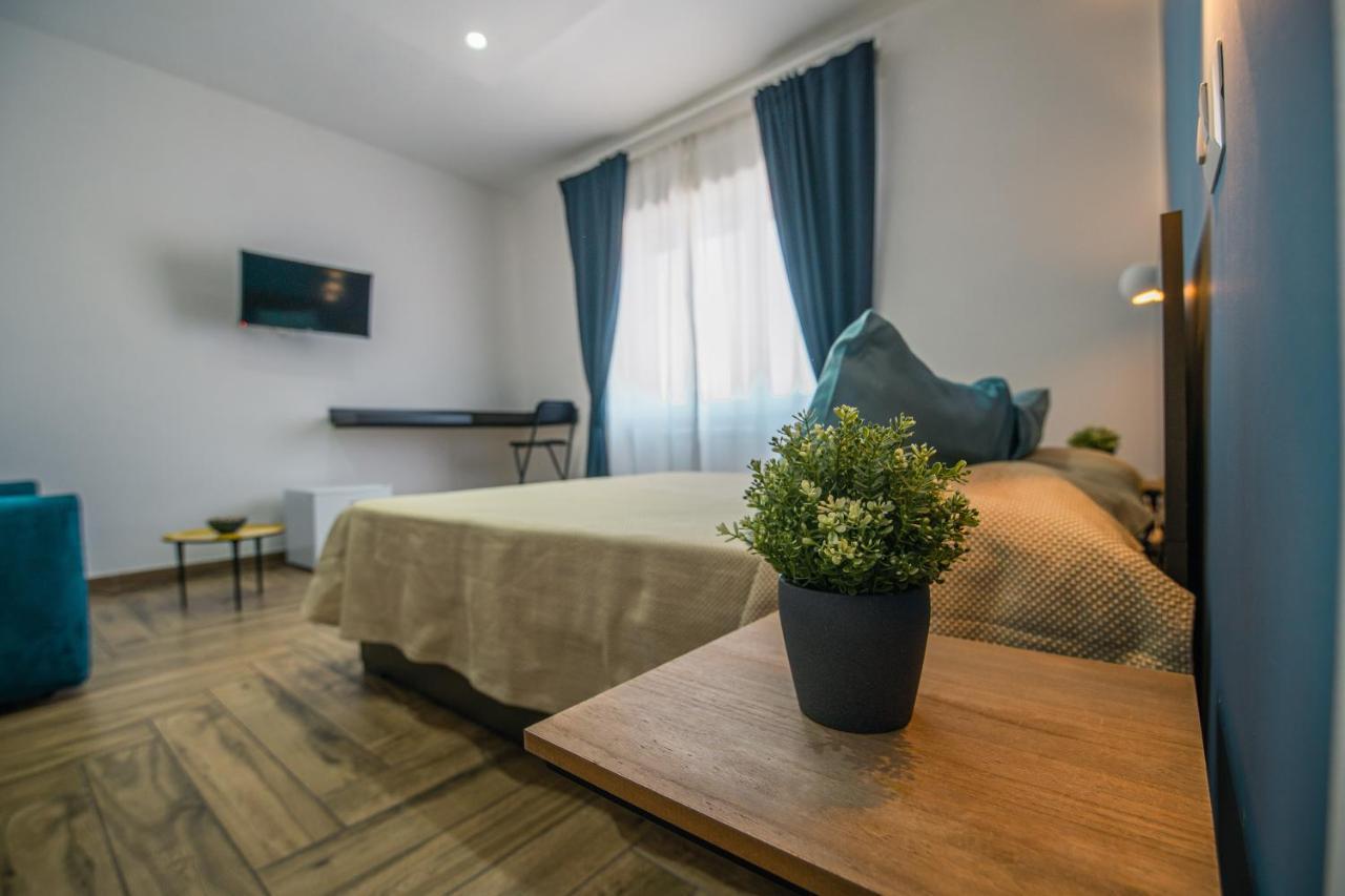 Hub Ferroviario - 12 Posti Letto Per Il Tuo Gruppo A Napoli Con Wifi E Netflix Bed & Breakfast Екстериор снимка