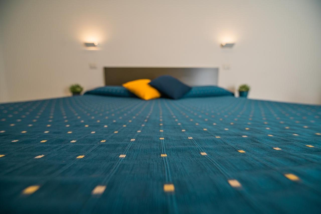 Hub Ferroviario - 12 Posti Letto Per Il Tuo Gruppo A Napoli Con Wifi E Netflix Bed & Breakfast Екстериор снимка