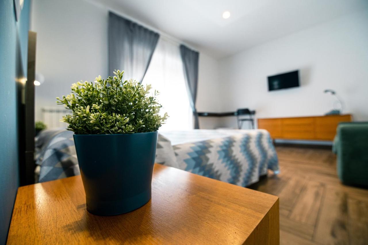 Hub Ferroviario - 12 Posti Letto Per Il Tuo Gruppo A Napoli Con Wifi E Netflix Bed & Breakfast Екстериор снимка