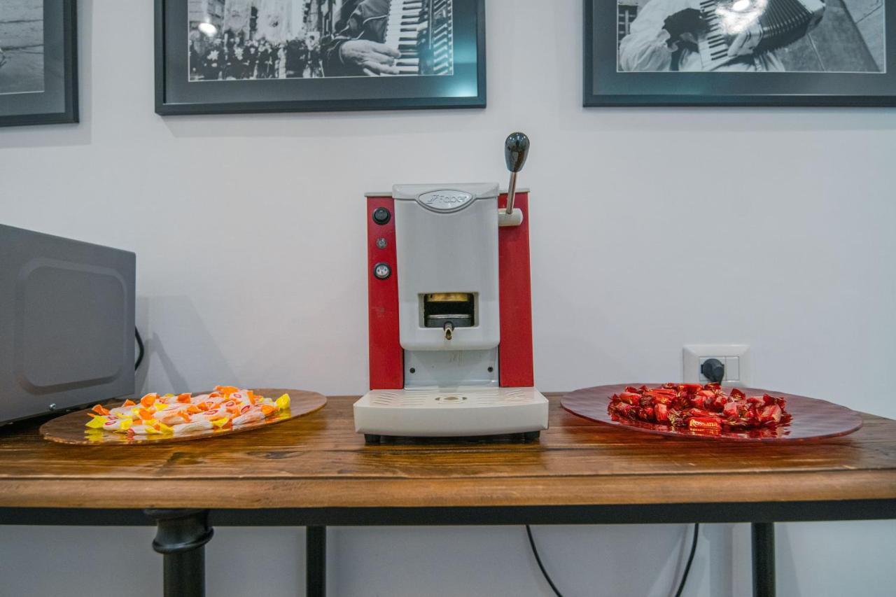 Hub Ferroviario - 12 Posti Letto Per Il Tuo Gruppo A Napoli Con Wifi E Netflix Bed & Breakfast Екстериор снимка